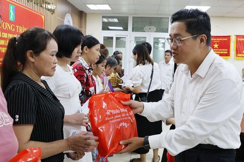 Gặp mặt, tặng quà cho hội viên phụ nữ khiếm thị hoàn cảnh khó khăn