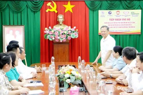 Tiếp nhận hơn 1,4 tỷ đồng chương trình tầm soát ung thư và tặng quà cho phụ nữ biên giới