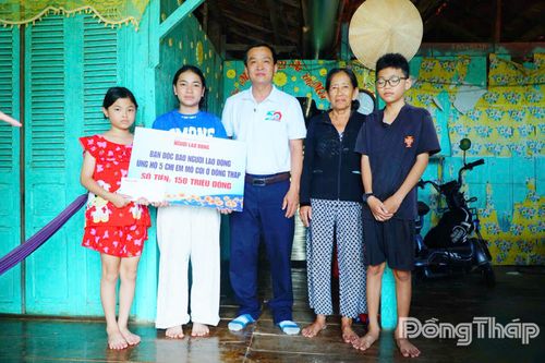 Báo Người Lao Động trao gần 152 triệu đồng cho 5 chị em mồ côi