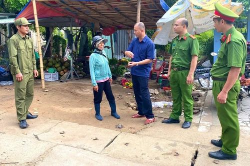 Lập lại trật tự buôn bán ở chợ Vân Canh