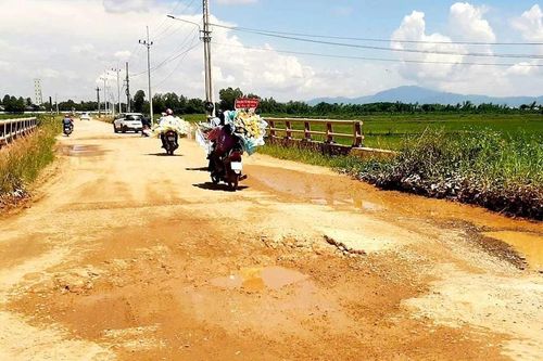 Dân khổ vì đường liên xã xuống cấp sau thi công cao tốc