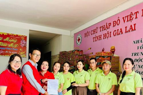 Gia Lai: Nhóm thiện nguyện A Di Đà Phật trao hàng hỗ trợ bà con vùng lũ
