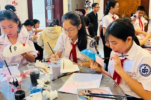 132 học sinh Trường THCS Nguyễn Huệ giao lưu, trải nghiệm nghệ thuật truyền thống