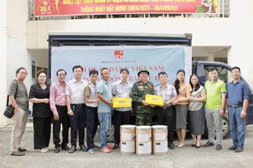 Hội Quân dân y Việt Nam trao vật tư y tế hỗ trợ nhân dân vùng lũ Lạng Sơn