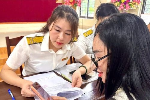 Nhiều hộ dân nộp thuế sử dụng đất phi nông nghiệp qua ứng dụng eTax Mobile