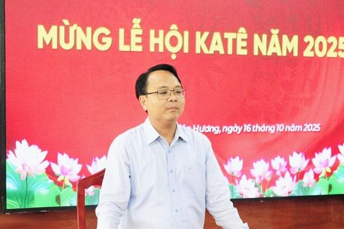 Đồng chí Đặng Hồng Sỹ chúc Tết Katê đồng bào Chăm Bàlamôn tại Liên Hương và Tuy Phong