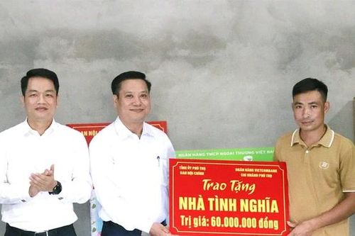 Trao nhà tình nghĩa tại xã Trung Sơn