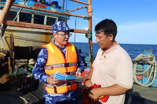 Tổ quốc gọi tên những người giữ biển