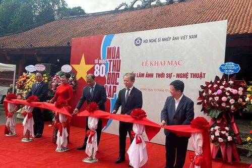 Khai mạc triển lãm 'Tổ quốc-80 mùa thu Độc lập'