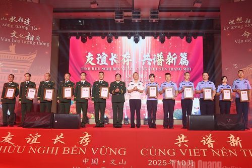 Giao lưu văn hóa, thể thao giữa Bộ đội Biên phòng Tuyên Quang và Cơ quan quản lý di dân châu Văn Sơn (Trung Quốc)