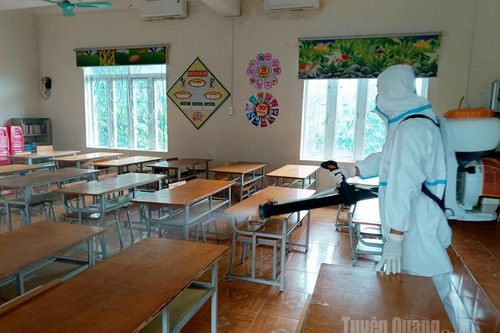 Trung tâm Y tế khu vực Hà Giang phun khử khuẩn các trường học trên địa bàn phường Hà Giang 2