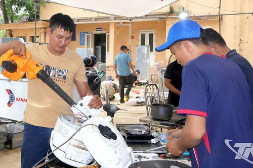 Nhu cầu sửa chữa phương tiện, thiết bị điện tăng mạnh: Các cửa hàng hoạt động hết công suất