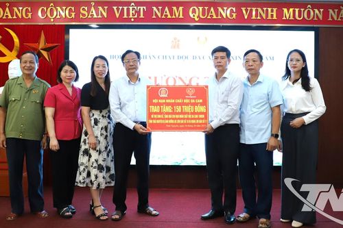 Lãnh đạo Hội Nạn nhân chất độc da cam/dioxin Việt Nam trao quà hỗ trợ tại Thái Nguyên