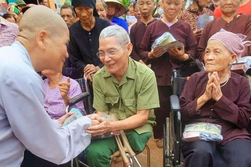 Thái Nguyên: Chùa Phổ Hiền (P.Phú Mỹ) cứu trợ bà con ảnh hưởng nặng nề do bão lũ