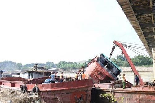 Trục vớt tàu đắm làm 2 người tử vong trên sông Lô
