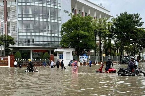Nhiều tuyến đường ở Nha Trang ngập sâu, giao thông tê liệt cục bộ