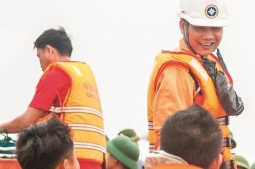 Chuyện người 'hiệp sĩ áo cam' giữa trùng khơi