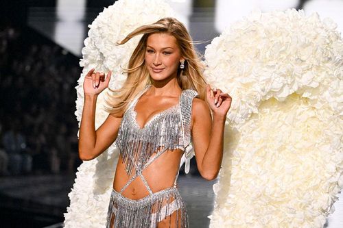 Siêu mẫu Bella Hadid trở lại sàn diễn nội y sau khi chiến đấu với bệnh Lyme