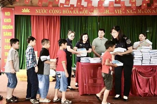 Lạng Sơn: Hải quan khu vực VI trao gần 600 suất quà cho học sinh vùng bão số 11