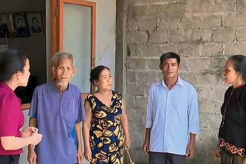 Những nữ đảng viên 'giữ lửa' giữa đại ngàn Bài 3: Nắm lá thuốc của mẹ Thanh