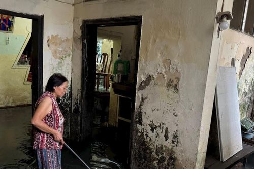 Ngôi nhà 'đáng thương' giữa trung tâm Hà Nội: Gần 10 năm, cứ mưa là nhà ngập nước cống đen ngòm