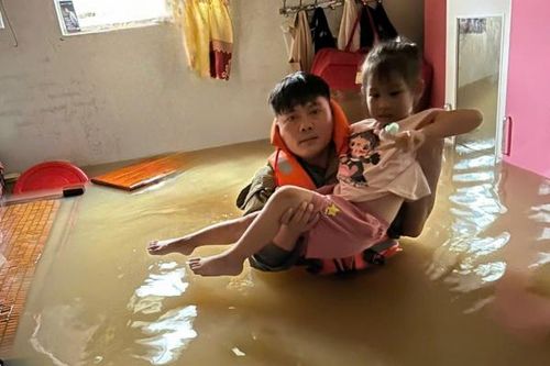 Thượng úy Công an kiên cường, dũng cảm giúp dân giữa cơn lũ dữ