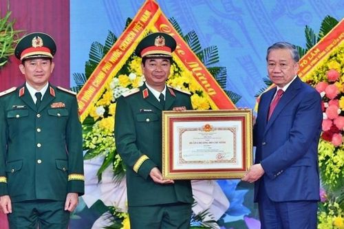 Tổng Bí thư Tô Lâm trao tặng Huân chương Hồ Chí Minh cho Lực lượng vũ trang Quân khu 1