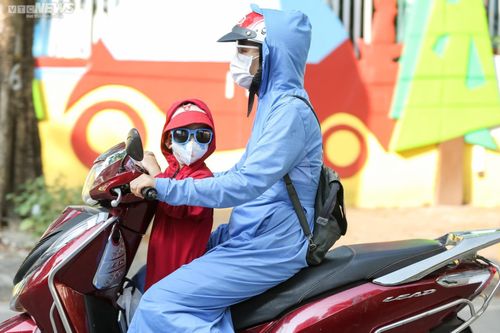 Luật có cấm cho trẻ ngồi trong lòng người lái xe máy không?