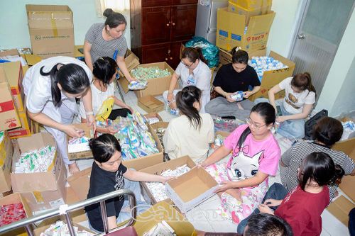 1.000 bộ dụng cụ y tế - Nghĩa tình phương Nam giữa mùa lũ