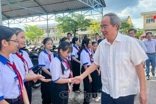 Đồng chí Nguyễn Thiện Nhân thăm Trường THCS Nguyễn Thiện Thành, xã Trí Phải