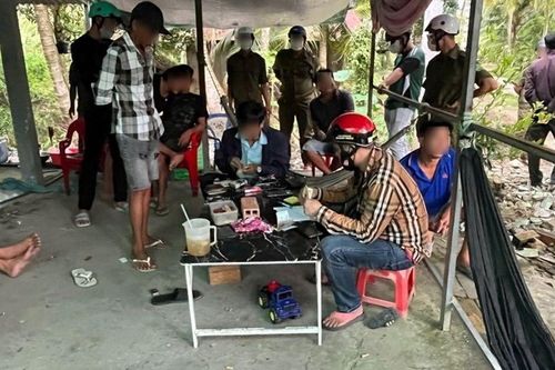 Hiện trường vụ đánh bạc tại xã Hồ Đắc Kiện có gì?