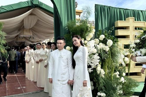 Chùm ảnh: Nụ cười rạng rỡ của Hoa hậu Đỗ Thị Hà - cô dâu đẹp nhất tháng 10 trong những khoảnh khắc chỉ có một lần trong đời