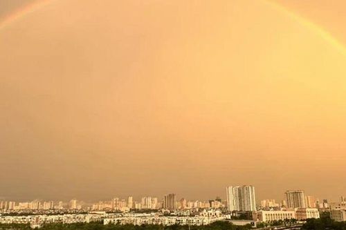Bầu trời Hà Nội vàng óng ả, đẹp lạ thường qua góc máy đặc biệt