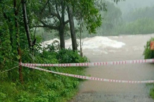 Mưa lớn gây ngập sâu, gần 4.000 học sinh ở TP Huế phải nghỉ học