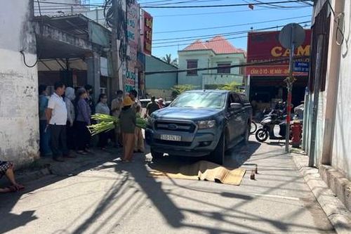 Cụ bà tật nguyền bị xe bán tải ôm cua cán tử vong