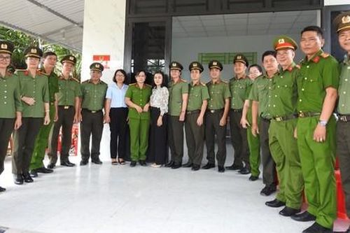 Công an TPHCM: Bàn giao nhà nghĩa tình đồng đội cho nữ cán bộ tại xã An Nhơn Tây