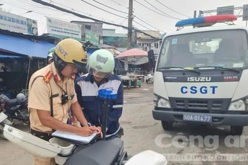 Chấn chỉnh tình trạng chạy xe ngược chiều khu vực chợ đầu mối nông sản Thủ Đức