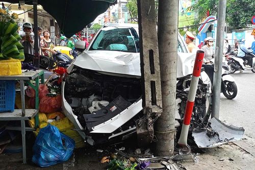 Ô tô đâm xe máy, lao lên vỉa hè tông gãy trụ điện ở Đà Nẵng