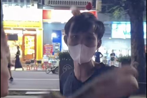 Truy tìm người đàn ông bán hàng rong bị tố quấy rối nữ du khách ở hồ Gươm