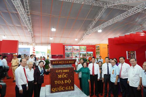 Ấn tượng mô hình con tàu, mốc tọa độ Mũi Cà Mau