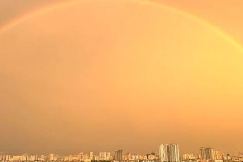 Bầu trời Hà Nội vàng rực kỳ lạ, xuất hiện cầu vồng từ sáng sớm