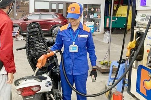 Giá xăng dầu tăng giảm đan xen, RON95 19.903 đồng/lít