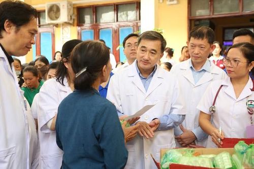 Đoàn công tác Bộ Y tế thăm hỏi, trao quà đồng bào tại Nghệ An: Khám chữa bệnh phải gắn với phòng bệnh suốt vòng đời