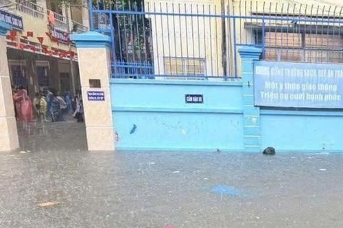 Mưa lớn, đường ngập, trường học ở Khánh Hòa chủ động cho học sinh nghỉ học