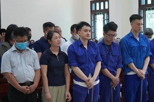 Nhóm cựu cán bộ hải quan 'tiếp tay' buôn lậu lĩnh án tù