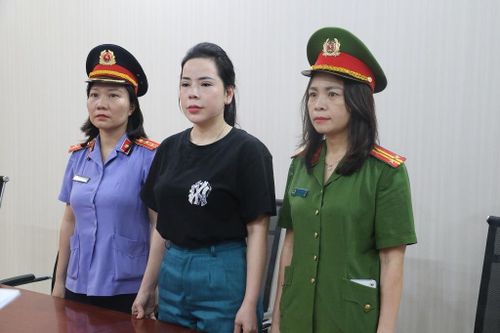 Giả danh bác sĩ 'khám bệnh miễn phí' để bán thực phẩm chức năng cho cả nghìn người nghèo