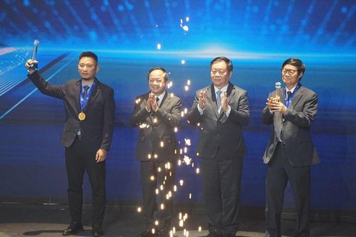 'Dưới bóng cờ Tổ quốc' và 'Rộn ràng mùa cá cơm' đoạt giải Nhất cuộc thi ảnh 'Tổ quốc bên bờ sóng'