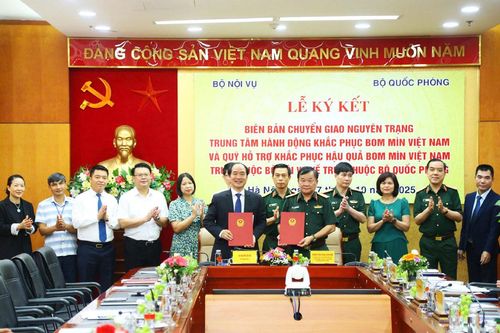 Chuyển giao hai đơn vị khắc phục hậu quả bom mìn về Bộ Quốc phòng