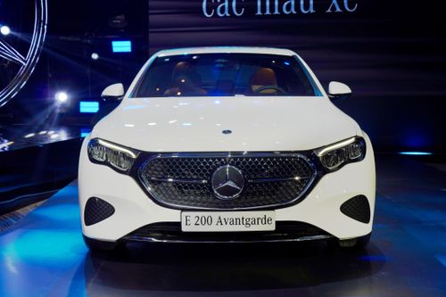 Có gì ở Mercedes-Benz E 200 Avantgarde mới, giá gần 2,5 tỷ đồng?