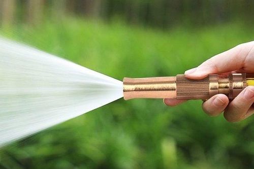 Dùng vòi rửa xe xịt vào hậu môn, người đàn ông đi cấp cứu